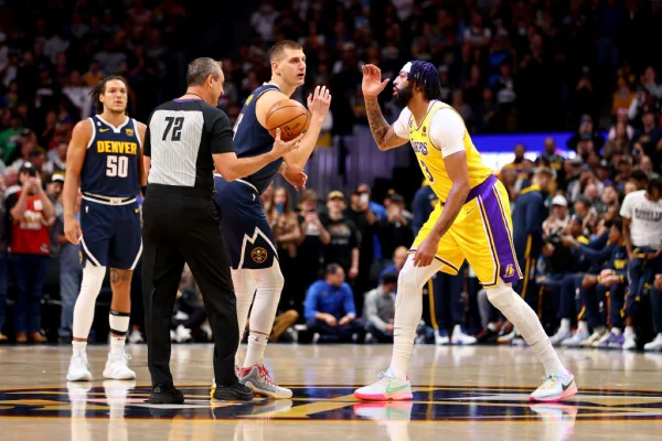Nikola Jokic e Anthony Davis em jogo da NBA - Metrópoles