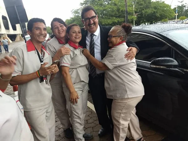 Ao visitar Bolsonaro, Ratinho é tietado por funcionários do CCBB