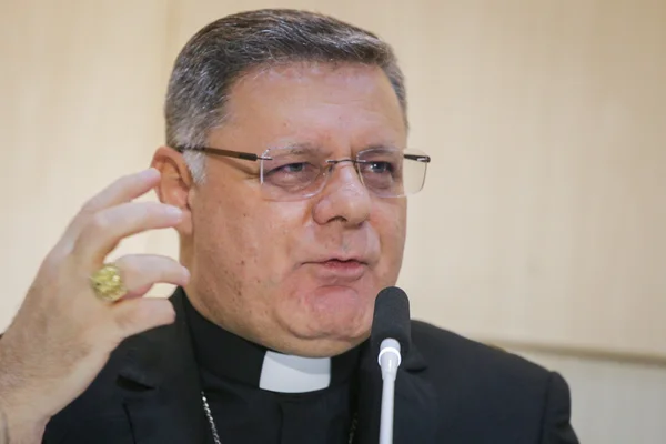 O cardeal Paulo Cezar Costa faz pronunciamento oficial sobre a morte do papa Francisco, na Cúria Metropolitana - metrópoles