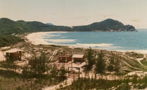 Imagem colorida da Praia do Rosa (SC) em 1960; praia isolada - Metrópoles