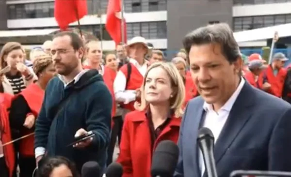 Ao sair da PF, Haddad diz que Lula não quer indulto, mas ser absolvido