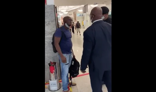 Acusado de furto na Zara, homem é retirado de banheiro para 'devolver' mochila que comprou