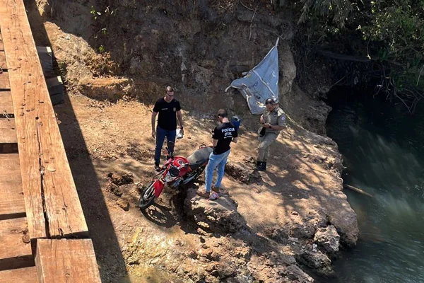 Imagem colorida mostra moto recuperada imersa em rio - metrópoles