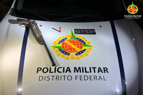 Espingarda em cima de capô de viatura da PMDF