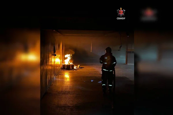 Bombeiros combatem chamas em subsolo de prédio do Noroeste