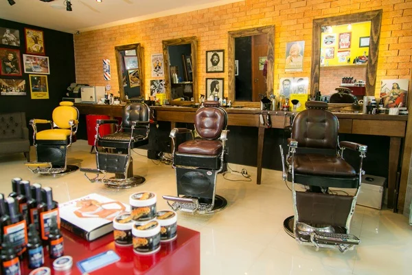 Insatisfeita com corte de cabelo do filho, mãe atropela barbeiro