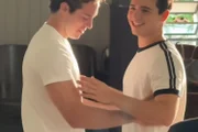 Bastidores da cena de beijo entre Mau Mau (João Victor Gonçalves) e Felipe (Pietro Antonelli) em Quem Ama Cuida Bastidores da cena de beijo entre Mau Mau (João Victor Gonçalves) e Felipe (Pietro Antonelli) em Quem Ama Cuida