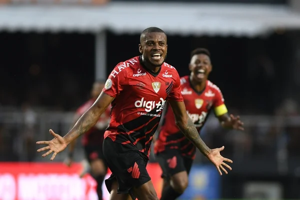 Cirino marca após falha de Volpi e Athletico bate o São Paulo