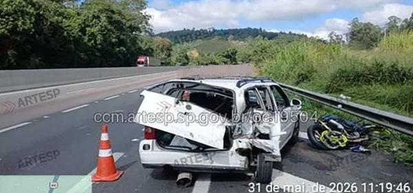 Acidente entre carro e moto