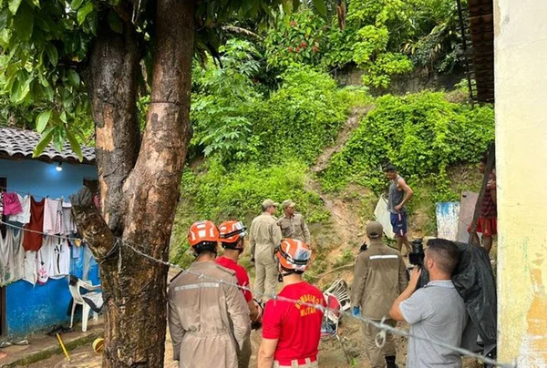 Deslizamento de terra atinge casa em Santa Rita, em João Pessoa