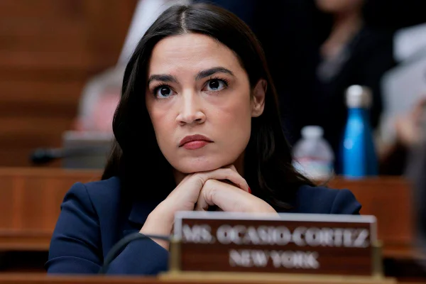Foto colorida da deputada democrata Alexandria Ocasio-Cortez - Metrópoles