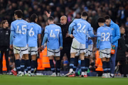 Guardiola orienta jogadores do Manchester City