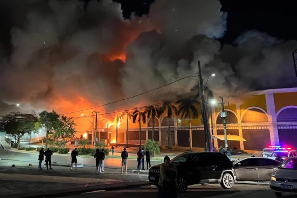 Incêndio destrói Shopping Popular em Cuiabá - Metrópoles