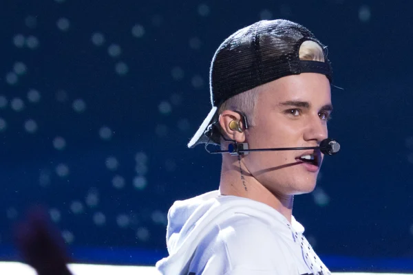 “Tive um problema de encolhimento”, disse Bieber sobre nudes da internet