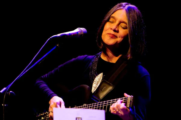 Dona de mais de 400 músicas escritas, Joyce Moreno faz show no DF