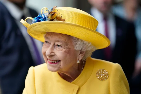 Foto colorida. Rainha Elizabeth