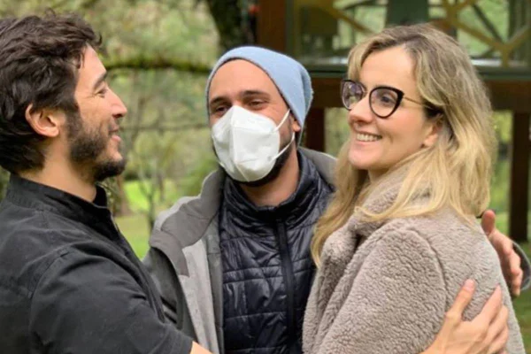 foto colorida de circulo com dois homens e uma mulher - metrópoles