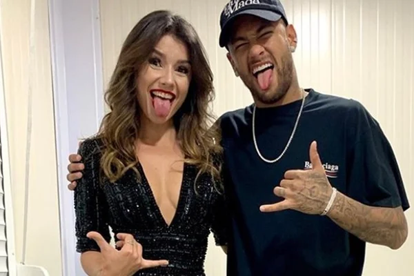 Neymar sobe no palco com Paula Fernandes durante show em Portugal