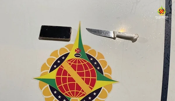 Imagem colorida de faca e celular recolhidos após roubo na Asa Norte