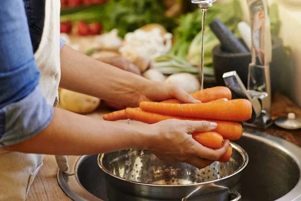 Comece a segunda-feira com o petisco saudável de cenoura com creme de lentilha