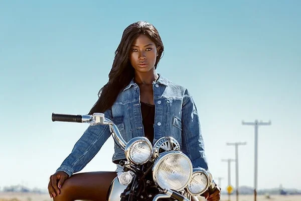 Modelo usa diversidade racial para recriar famosas campanhas de moda