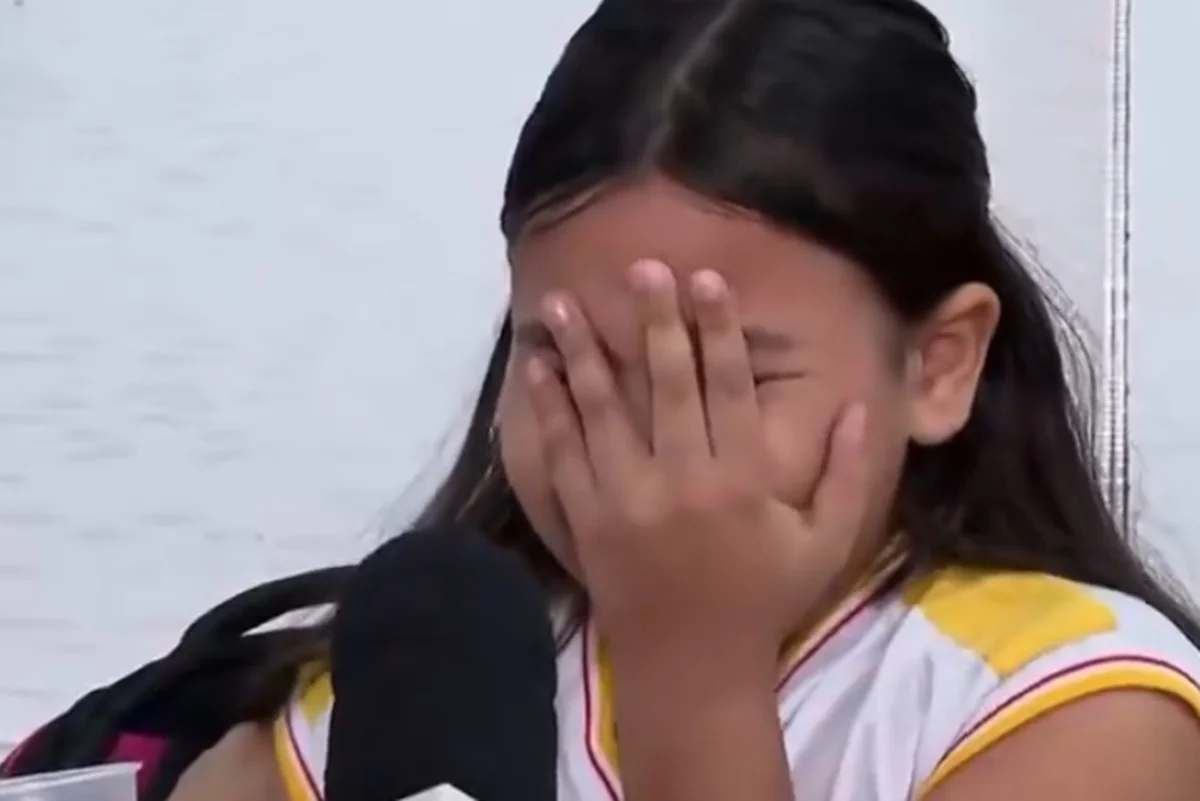 Menina vai às lágrimas ao falar da mãe na TV ao vivo Menina vai às lágrimas ao falar da mãe na TV ao vivo