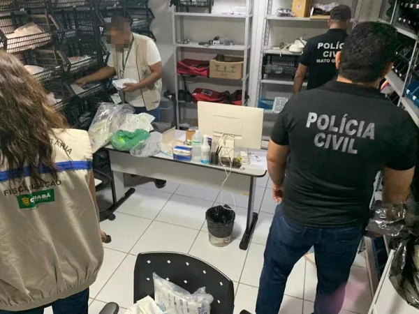 policiai em operação dentro de clínica