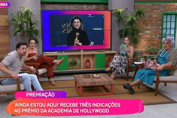 foto colorida de quatro pessoas sentadas em estudo que se assemelha a uma sala de televisão - metrópoles