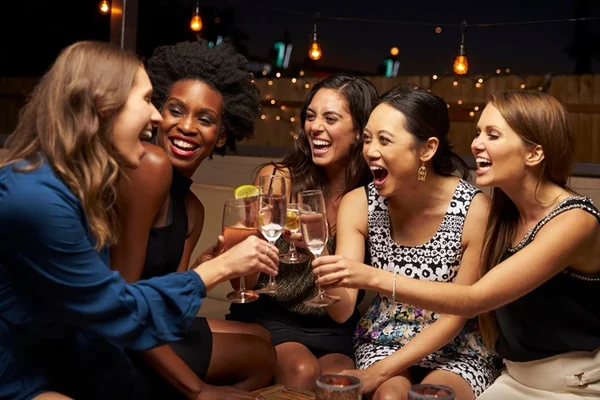 Comemore o Dia da Mulher com promoções de drinques e sobremesas grátis