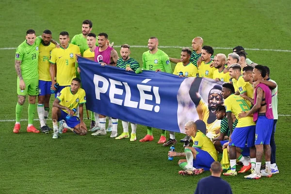 Jogadores da Seleção Brasileira homenageiam Pelé após morte