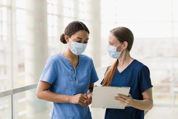 Duas mulheres de máscara em hospital - Metrópoles