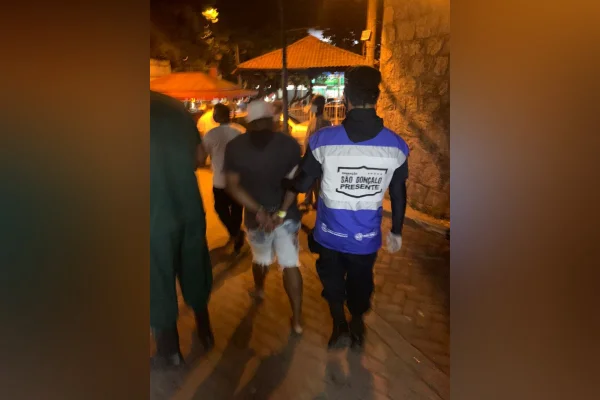Homem é linchado e preso após tentar roubar taxista no Rio
