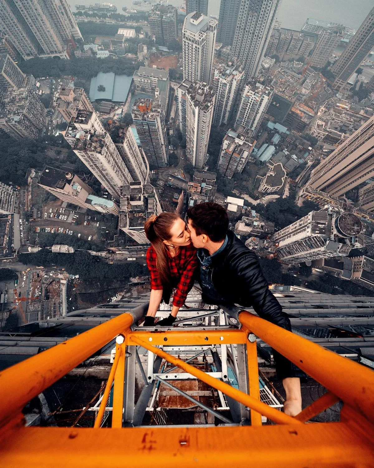 O casal traz cria conteúdos artísticos a partir do rooftoping O casal traz cria conteúdos artísticos a partir do rooftoping