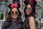 Mari Fernandez e Júlia Ribeiro posam juntas na Disney