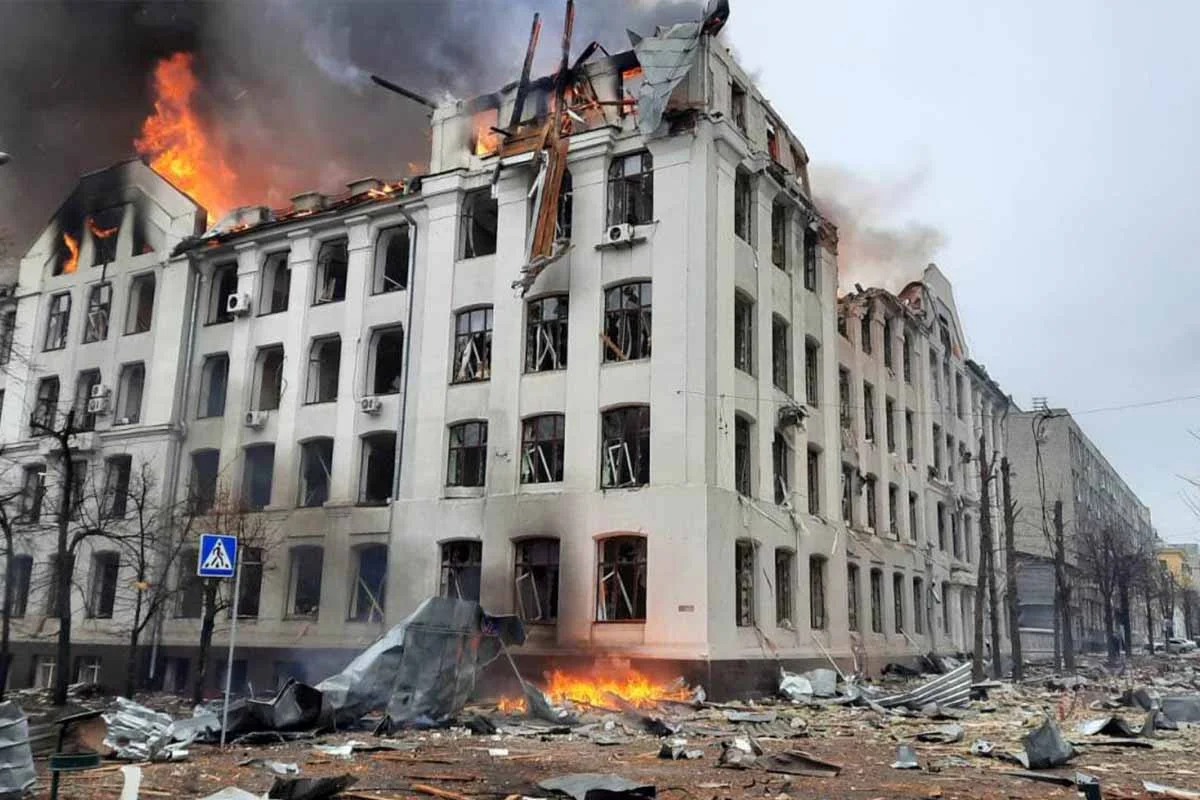 Russos sitiam Kiev, dizem dominar Kherson e matam 21 em Kharkiv Russos sitiam Kiev, dizem dominar Kherson e matam 21 em Kharkiv