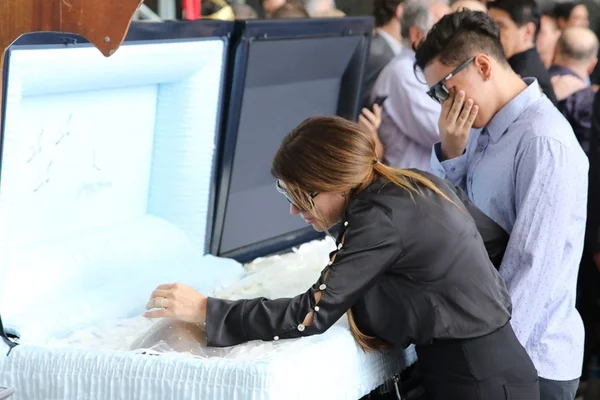 Simony e filho se despedem de Gugu e vão às lágrimas no caixão