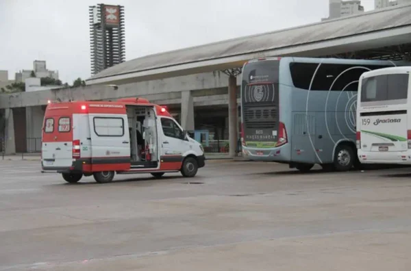 viatura dos Bombeiros em terminal de ônibus
