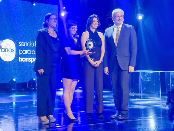 imagem de Jade Abreu, Sarah Teófilo e Natalia Portinari em cima do palco
