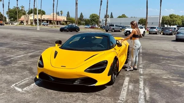 Brinquedinho? Letícia Bufoni posta foto com carro milionário