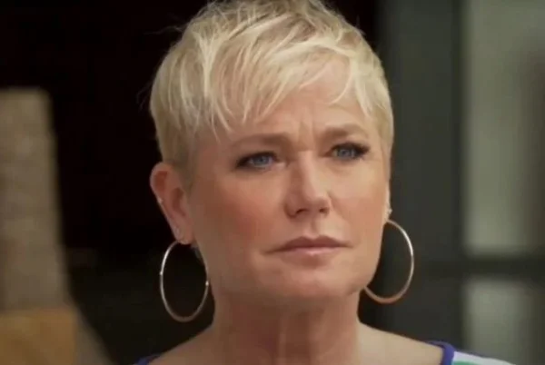 Xuxa Meneghel, apresentadora, atriz e empresária brasileira. Ela tem cabelos loiros e curtos, olhos azuis e usa longos brincos - Metrópoles