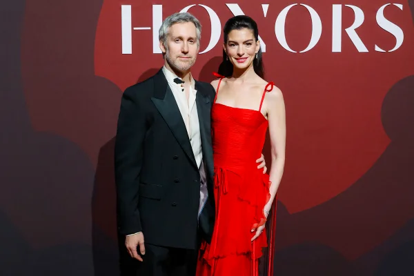 Adam Shulman e Anne Hathaway