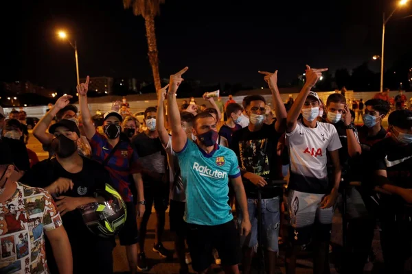 Fãs do Barcelona protestam em frente ao Camp Nou contra saída de Messi