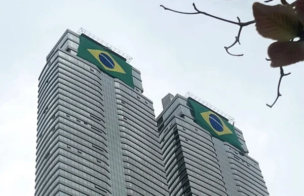 Cobertura de Neymar em SC aparece “forrada” com Bandeira do Brasil
