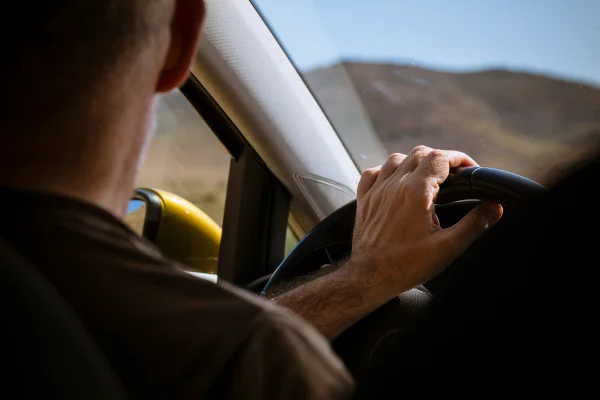 Foto colorida de homem dentro do carro - Carro e meio ambiente: entenda qual o custo ambiental dos veículos - Metrópoles