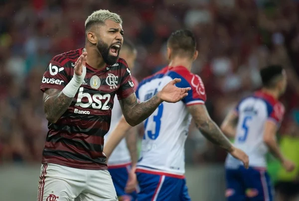 Flamengo vira sobre o Bahia e abre 10 pontos para o Palmeiras