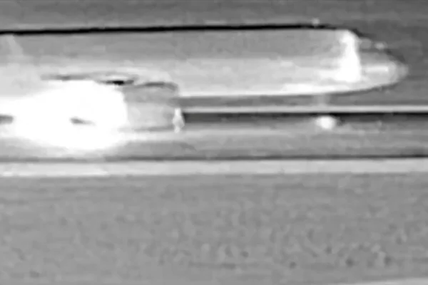 Foto em preto em branco de momento em que avião atropela pedestre em aeroporto nos EUA - Metrópoles