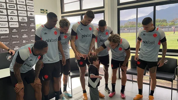 Vídeo: pequeno Gui visita CT do Vasco e encanta jogadores