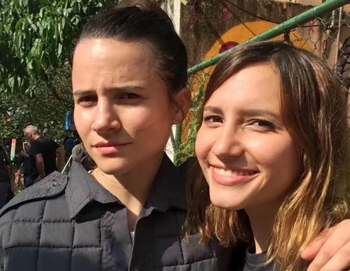 A resposta para essa questão é: sim! Lorena e Bianca são irmãs A resposta para essa questão é: sim! Lorena e Bianca são irmãs