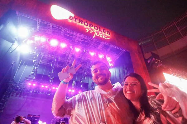 Casal durante o show do Jovem Dionísio