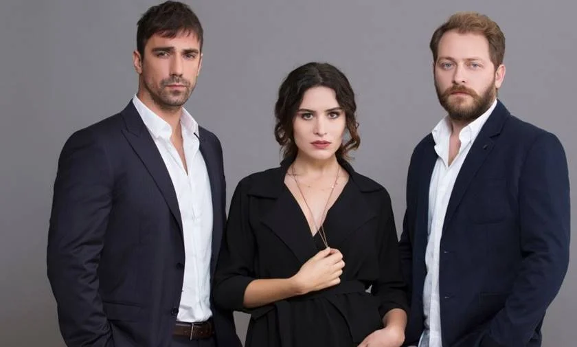 <b>Intersection</b>: com cara de novelão, outro produto de sucesso da Turquia, a produção acompanha Ali Nejat, um rico empresário, e o casal Naz e Umut. Ela é uma jovem pediatra e ele é um ambicioso designer de automóveis. Os desarranjos familiares ficam claros com a entrada do outro homem em suas vidas. Assista <a href="https://www.netflix.com/search?q=turquia&jbv=80149594&jbp=0&jbr=0" target="_blank">aqui</a> <b>Intersection</b>: com cara de novelão, outro produto de sucesso da Turquia, a produção acompanha Ali Nejat, um rico empresário, e o casal Naz e Umut. Ela é uma jovem pediatra e ele é um ambicioso designer de automóveis. Os desarranjos familiares ficam claros com a entrada do outro homem em suas vidas. Assista <a href="https://www.netflix.com/search?q=turquia&jbv=80149594&jbp=0&jbr=0" target="_blank">aqui</a>